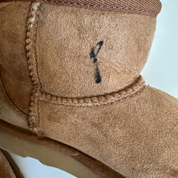 UGG Mini Ankle Little Girls Size 3 Fur Lined Boots Cozy Warm Winter - Picture 10 of 10